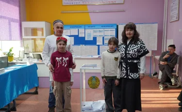 «Күміс алқа» иегері Ольга Красноярова отбасымен бірге референдумда дауыс берді