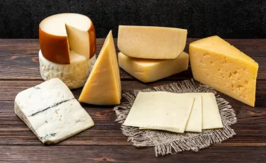 Улучшает память и защищает мозг: ученые нашли самый полезный сыр