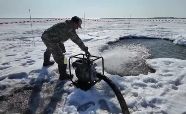 Жизнь под ледяной броней: в СКО вручную спасают озера от массовой гибели рыбы
