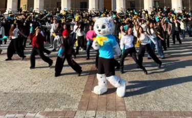 В Алматы прошел флешмоб с участием активной молодежи в преддверии референдума