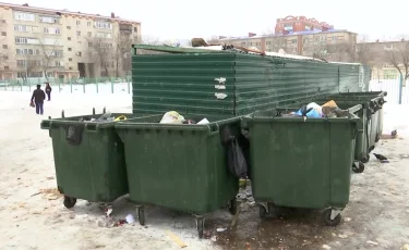 Тело в сумке: в одном из дворов Актобе дворник нашел труп мужчины в мусорном баке