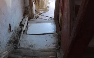 Қабырғасы жарылып, төбесі үстімізге құлағалы тұр: атыраулықтар ескі үйде өмір сүруге мәжбүр