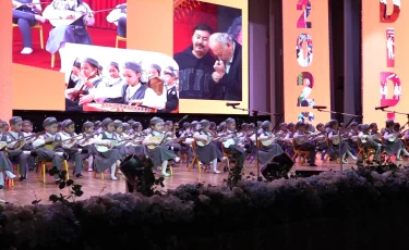 Ана, Наурыз және әсем Алматы: Shamshyraq ұлттық мектебі жылды қорытындылады