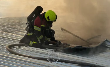 В Алматы произошел пожар на крыше строящегося здания