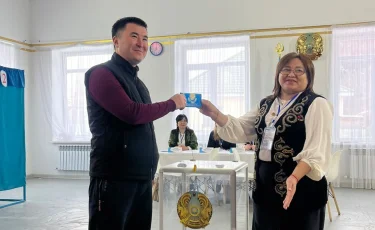 В Алматы первым голосующим по традиции раздают сладкие презенты