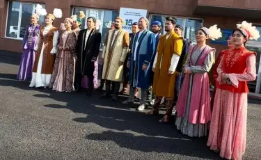 Произведение Абая «Көзімнің қарасы» исполнили перед участком референдума в Алматы