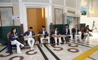 Звёзды сделали выбор: известные алматинцы проголосовали на референдуме