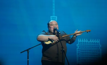 ”Менің дауысым ештеңе шешпейді деп ойламаңыздар”: Рамазан Амантай Алматы жастарына әуенді үндеу жасады