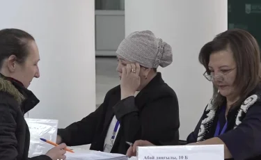 В атмосфере праздника: как проходит голосование на участках в Алматы