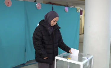 В Алматы на своих участках проголосовали спортсмены