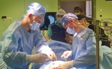 12-летнему пациенту в Алматы установили нейростимулятор для контроля мочевого пузыря