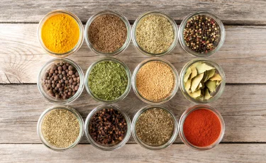 Путеводитель по специям: как преобразить привычные блюда с помощью пряностей