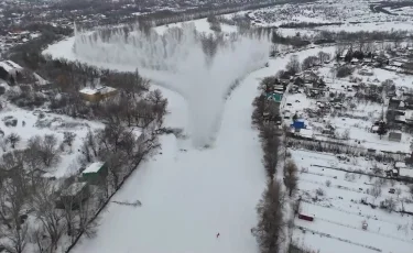 Талые воды и подтопления: в Уральске с помощью взрывов дробят лед на реках