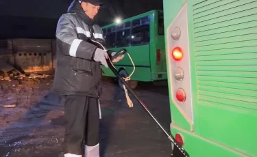 В Алматы продолжаются проверки автобусов на выбросы