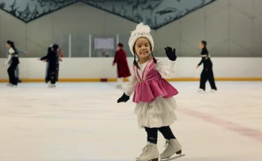 Наурыз нақышы: алматылықтар мұз айдынына ұлттық киім киіп шықты