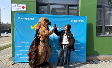 Человек в костюме Беркутa подарил праздничное настроение на избирательном участке