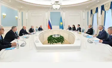 Глава государства встретился с Премьер-министром России Михаилом Мишустиным