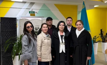 826 жылдық еңбек өтілі және педагогтардың төрт буыны: Алматыда отбасылық әулет референдумға қатысты