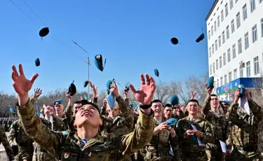Служба с честью: в Конаевском гарнизоне прошли проводы десантников