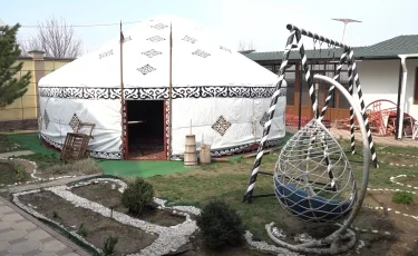 Ұлттық нақышта безендірілген ерекше аула: шымкенттік отбасы қазақ үйде тұрып келеді