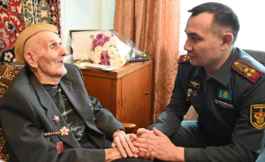 В Караганде военнослужащие поздравили ветерана войны с вековым юбилеем