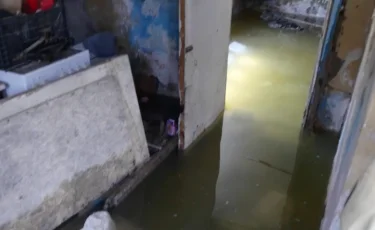 Үйді су басып қалды: Мұнайлы ауданының тұрғындары жер асты суынан зардап шегіп отыр