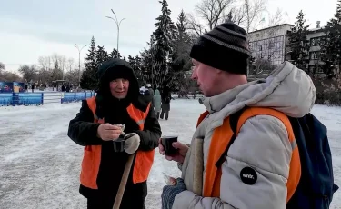 Согрели тех, кто в ответе за город: волонтеры поддержали коммунальщиков в морозы