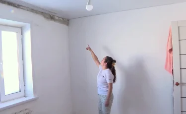 Төбеден су сорғалап тұр: ШҚО-да былтыр қолданысқа берілген баспананың сапасы сын көтермейді