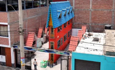 Новый рекорд на подходе: в Перу построили самый узкий дом в мире