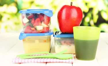 Лучше стекло: врач рассказал об опасности пластиковых контейнеров для еды