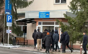 Алматылықтар референдумда таңертеңнен бастап дауыс беруде