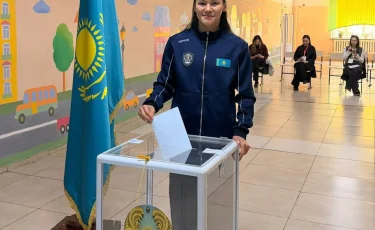 В Алматы проголосовала двукратная чемпионка мира Алуа Балкыбекова