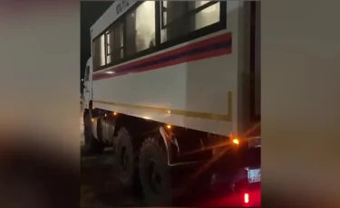 Ақтөбе облысының тас жолдарында 80-ге жуық адам қар құрсауында қалды