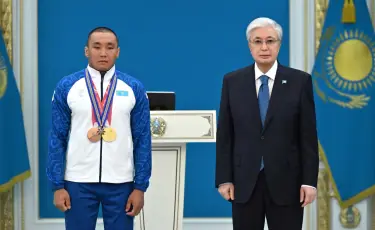 Президент ХІV Қысқы паралимпиада ойындарының чемпионы Ербол Хамитовты марапаттады