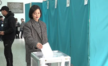 Зарина Кәрмен ел үшін маңызды күні дауыс берді