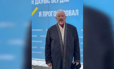 Ақын Әділғазы Қайырбеков Алматыда референдумда алғашқылардың бірі болып дауыс берді