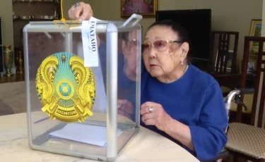 Легендарная оперная певица Бибигуль Тулегенова проголосовала на референдуме в Алматы