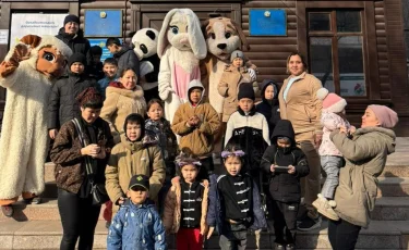 Ростовые куклы и кукольный театр встретили семьи на одном из избирательных участков