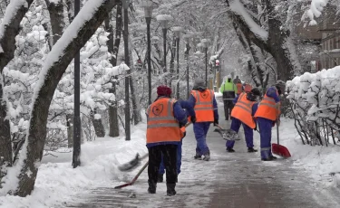 Жолдағы қауіпсіздік: Алматыда коммуналдық қызметкерлер көше тазалығын тәулік бойы бақылауда ұстап отыр