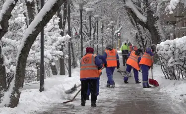 Жолдағы қауіпсіздік: Алматыда коммуналдық қызметкерлер көше тазалығын тәулік бойы бақылауда ұстап отыр