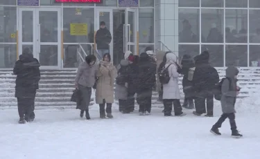 Зима не сдается: метель и сильный ветер вновь накрыли Астану после праздничных выходных