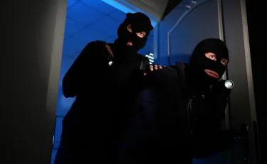 Думали, что не поймают: полицейские в Алматы задержали группу квартирных воров (видео)