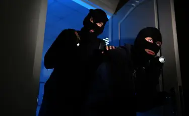 Думали, что не поймают: полицейские в Алматы задержали группу квартирных воров (видео)