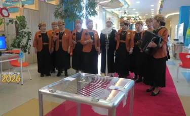 «Әжелер хоры» халық әндерін шырқап, тұрғындарды шашумен қарсы алды