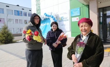 Алматыдағы кейбір референдум учаскелерінде әйелдерге гүл сыйланды