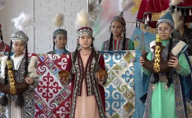 День национальной одежды: в Алматы отметили праздник масштабным флешмобом «Этно-Fashion»