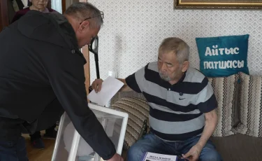 Қазақстанның Халық жазушысы Жүрсін Ерман үйінде дауыс берді