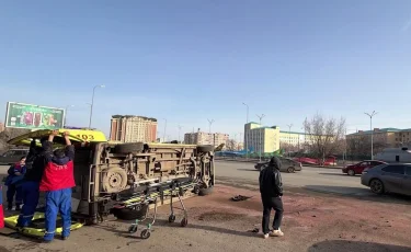 Неотложка перевернулась: в Актобе расследуют ДТП, в котором пострадала беременная женщина