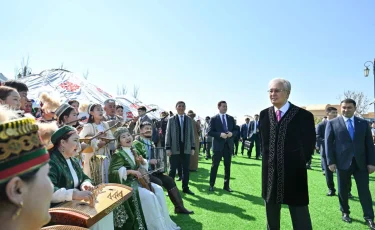 Глава государства принял участие в народных гуляньях по случаю праздника Наурыз
