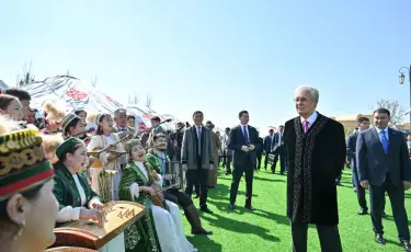 Глава государства принял участие в народных гуляньях по случаю праздника Наурыз